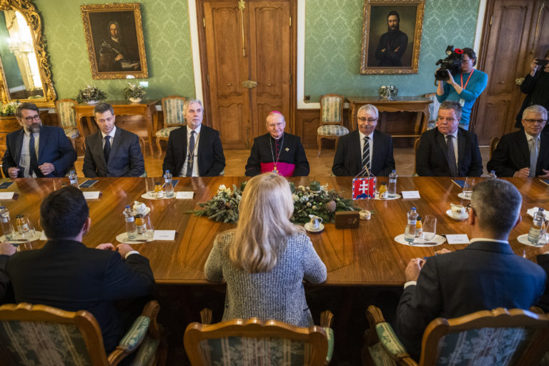 Na snímke chrbtom uprostred prezidentka SR Zuzana Čaputová počas prijatia zástupcov cirkví a náboženských spoločností v rámci novoročných prijatí v Prezidentskom paláci v Bratislave 12. januára 2023. Foto: Jaroslav Novák/TASR