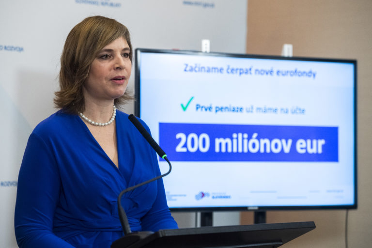 Na snímke podpredsedníčka vlády SR a ministerka investícií, regionálneho rozvoja a informatizácie SR Veronika Remišová (Za ľudí) počas tlačovej konferencie na tému  Po schválení Programu Slovensko na programové obdobie 2021 – 2027 Európska komisia poslala prvé zálohové platby vo výške takmer 200 miliónov eur. Foto: Jaroslav Novák/TASR