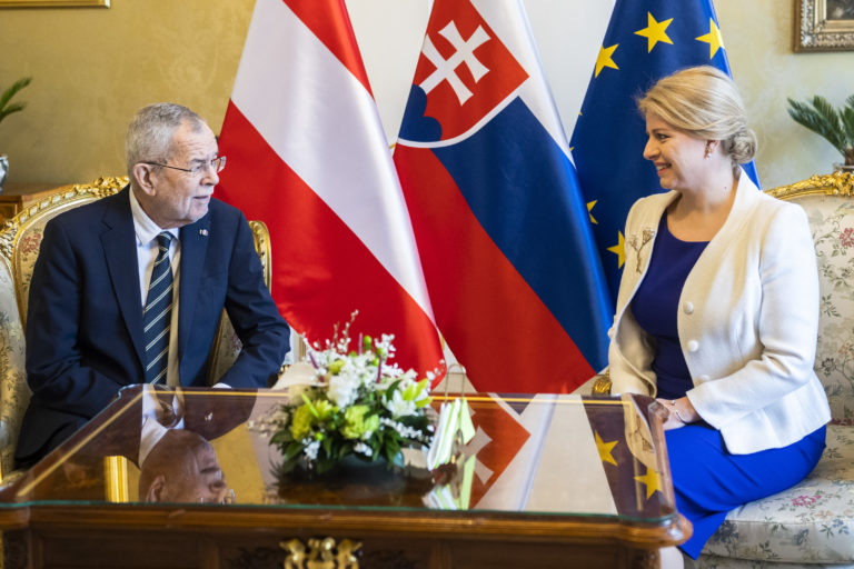 Na snímke sprava prezidentka SR Zuzana Čaputová a rakúsky prezident Alexander Van der Bellen počas stretnutia v rámci návštevy Slovenska v Bratislave 31. januára 2023. Foto: Jaroslav Novák/TASR