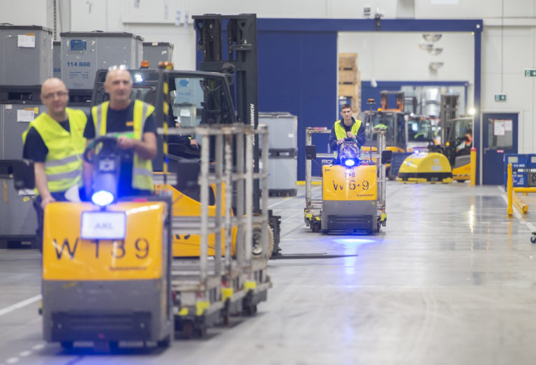 Zásobovanie v novovybudovanom logistickom centre, ktoré je jedným z najmodernejších na Slovensku, vo Volkswagene v Bratislave. Foto: Martin Baumann/TASR