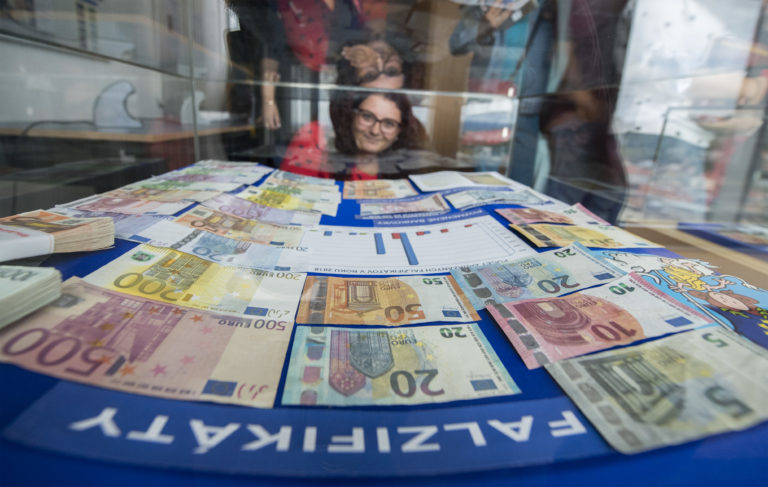 Na snímke sú vystavené falzifikáty eurových bankoviek. Foto: Martin Baumann/TASR