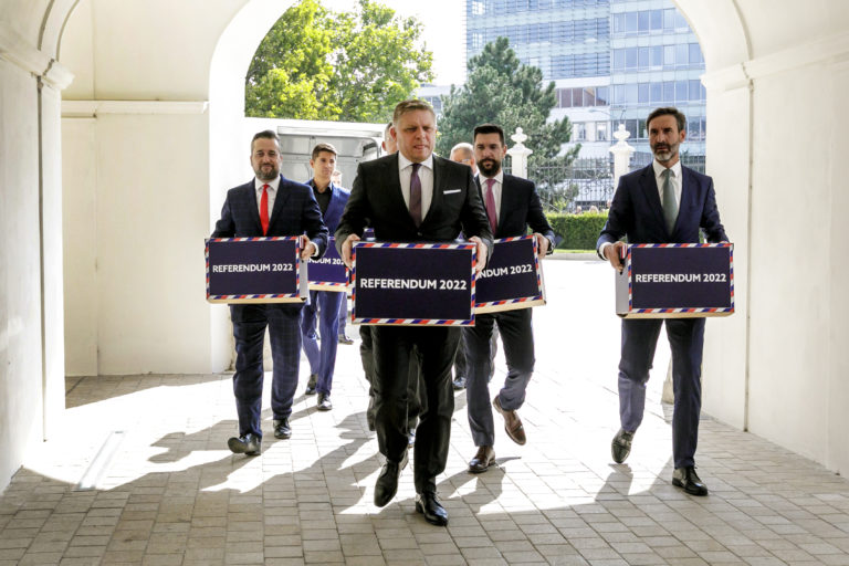 Predstavitelia opozičného Smeru-SD a členovia petičného výboru odovzdávajú v Prezidentskom paláci 406.039 podpisov za vyhlásenie referenda o páde vlády a zmene Ústavy SR. Foto: Dano Veselský/TASR