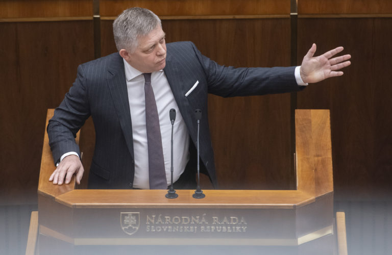 Fico volá po národnom programe podpory poľnohospodárstva. Šetriť chce na zbraniach