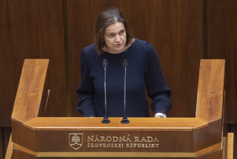 Poslanci schválili zmenu ústavy v súvislosti s predčasnými voľbami