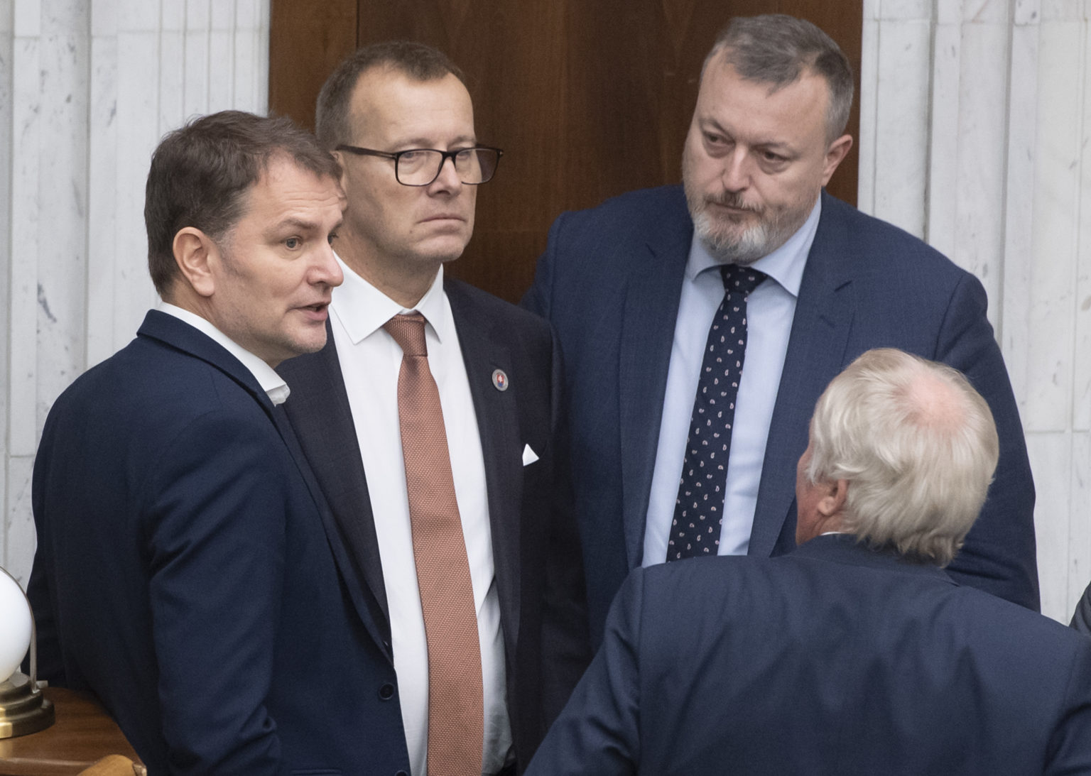 Na snímke zľava poslanec NRSR Igor Matovič (OĽaNO), predseda parlamentu SR Boris Kollár (Sme rodina), minister práce, sociálnych vecí a rodiny SR Milan Krajniak (Sme rodina) a poslanec Martin Fecko (OĽaNO). Foto: Martin Baumann/TASR