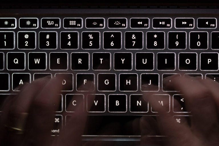 Český Národný úrad pre kybernetickú bezpečnosť: Weby niektorých prezidentských kandidátov napadli ruskí hekeri