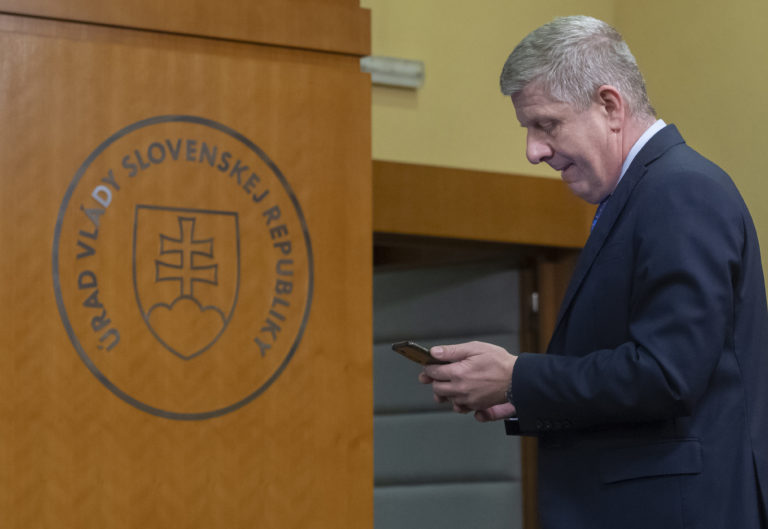 Lengvarský pred odchodom ešte rozdelil vyše dvesto miliónov eur