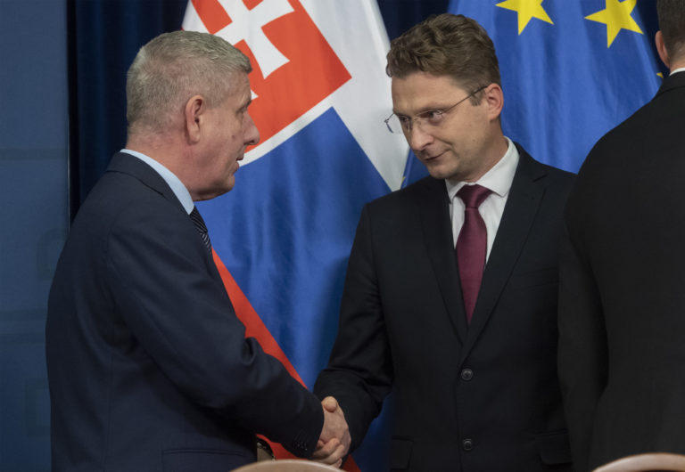 Na snímke zľava minister zdravotníctva SR Vladimír Lengvarský (nominant OĽaNO) a predseda Lekárskeho odborového združenia (LOZ) Peter Visolajský po podpise memoranda 30. novembra 2022 v Bratislave. Foto: Martin Baumann/TASR