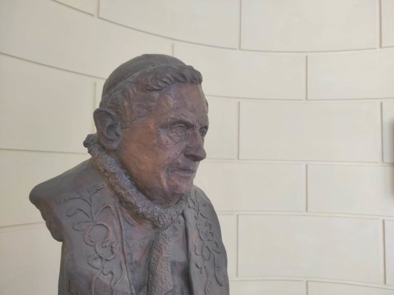 Busta Benedikta XVI. vo Vatikánskych záhradách. Foto: Bohumil Petrík/CNA