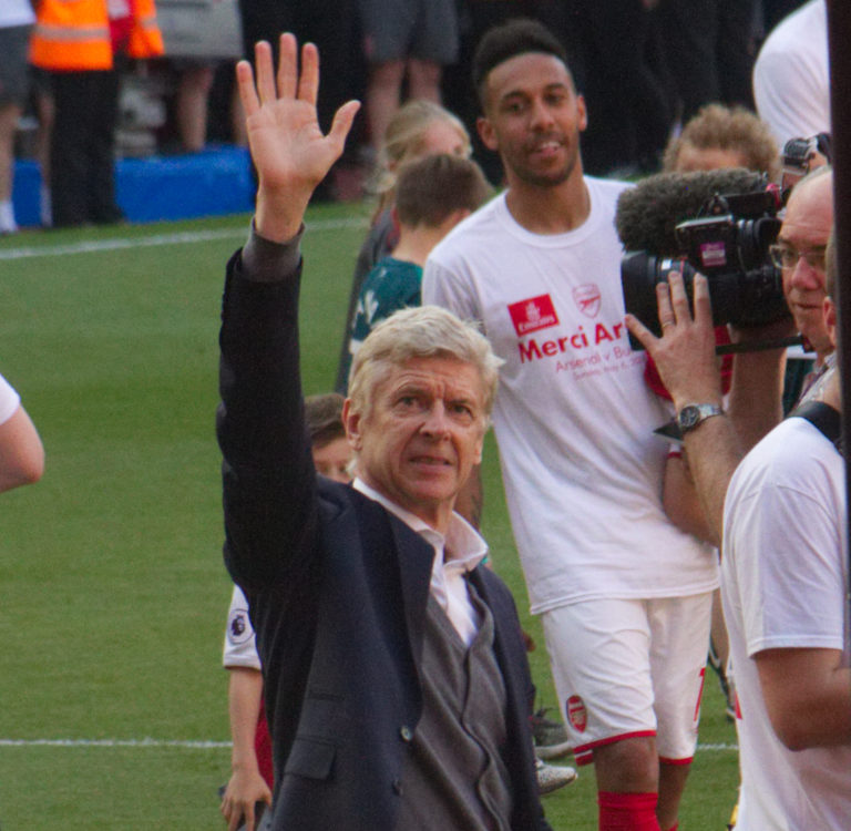 Tréner Arsène Wenger sa lúči s Arsenalom po výhre v poslednom ligovom zápase proti Burnley v roku 2018. Foto: Ronnie Macdonald/Wikipedia