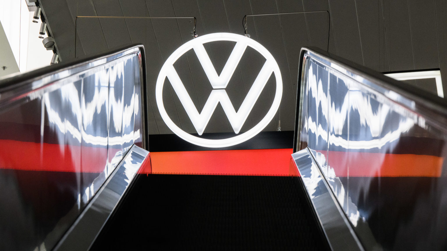 Na archívnej snímke z 11. mája 2022 logo Volkswagenu vo Wolfsburgu. Foto: TASR/DPA