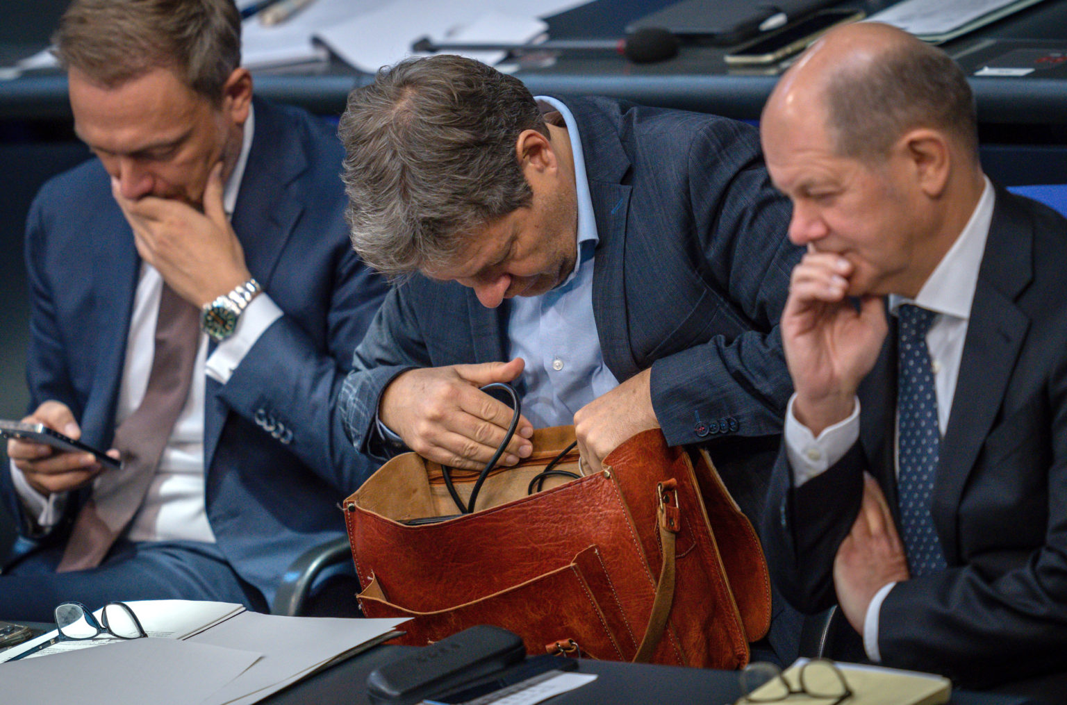 Na archívnej snímke z 23. novembra 2022 nemecký minister hospodárstva Robert Habeck (uprostred) , vpravo nemecký kancelár Olaf Scholz, vľavo nemecký minister financií Christian Lindner sedia v parlamente počas rozpravy k rozpočtu. Foto: TASR/DPA