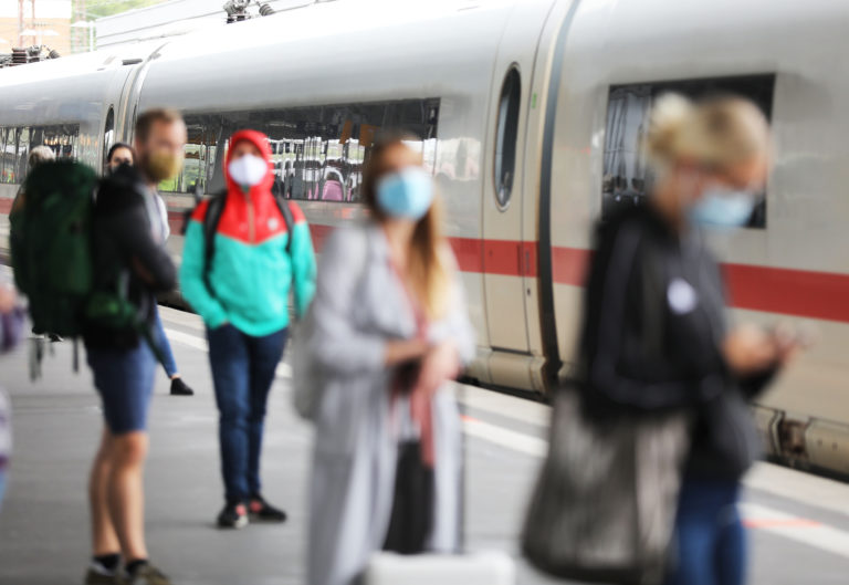 Nemecko od 2. februára zruší povinnosť nosenia rúšok v diaľkovej doprave