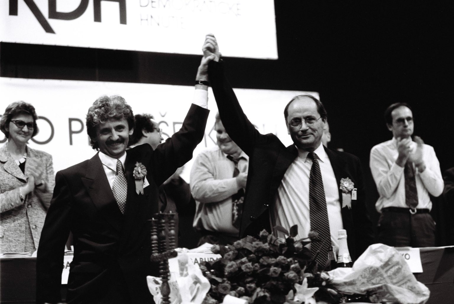 V Banskej Bystrici sa 23. novembra 1996 konal 9. snem Kresťanskodemokratického hnutia. Na sneme bolo vyše 300 delegátov, ktorí zvolili na ročné obdobie za predsedu hnutia Jána Čarnogurského (214 hlasov). Jeho protikandidát Mikuláš Dzurinda získal 130 hlasov. Na snímke podpredseda KDH pre ekonomiku Mikuláš Dzurinda dvíha pravicu staronovému predsedovi J. Čarnogurskému (vpravo) po vyhlásení výsledkov. Foto TASR- Jozef Ďurník