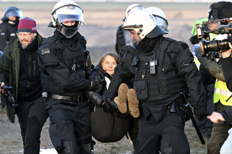 Greta Thunbergová skončila v rukách nemeckej polície. Počas protestu porušila zákaz vstupu do bane