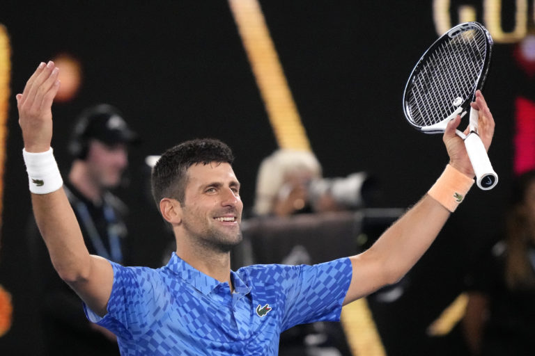 Srbský tenista Novak Djokovič oslavuje po jeho výhre nad Grékom Stefanosom Tsitsipasom vo finále dvojhry mužov na grandslamovom turnaji Australian Open. Foto: TASR/AP