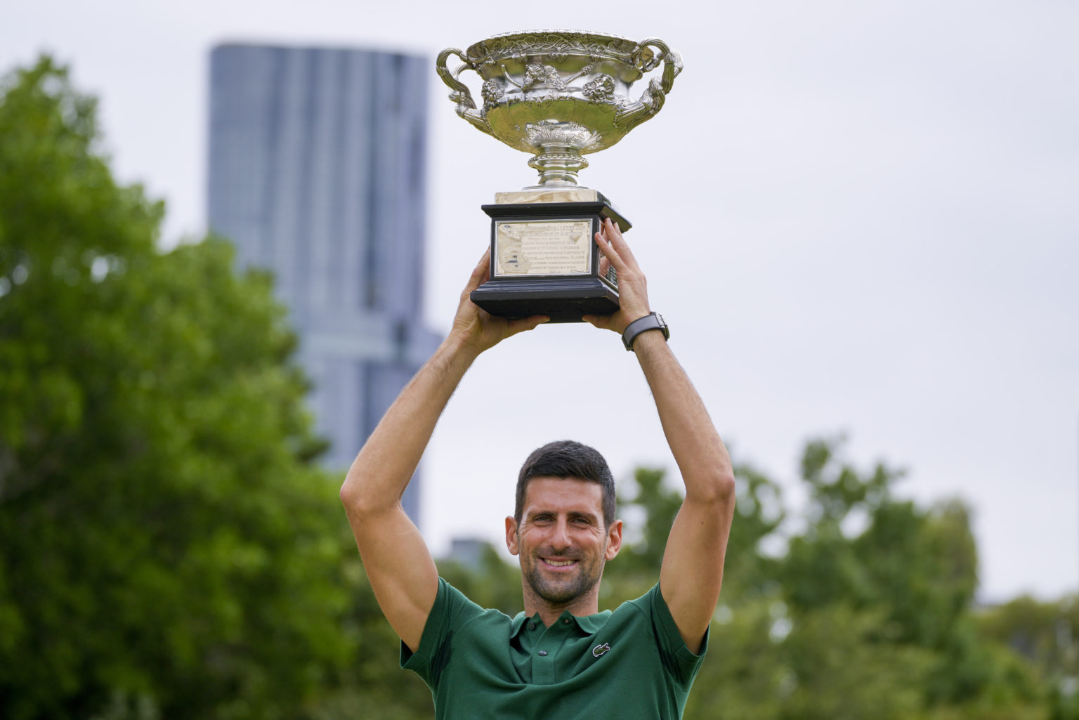 Srb Novak Djokovič pózuje s pohárom Norman Brookes Challenge v záhradách vládneho domu ráno po tom, čo porazil Stefanosa Tsitsipasa z Grécka vo finále mužskej dvojhry na tenisovom šampionáte Australian Open v austrálskom Melbourne, pondelok 30. januára 2023. Foto: TASR/AP