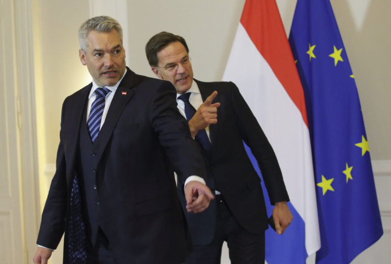 Na snímke zľava rakúsky kancelár Karl Nehammer a holandský premiér Mark Rutte počas stretnutia vo Viedni 26. januára 2023. Foto: TASR/AP