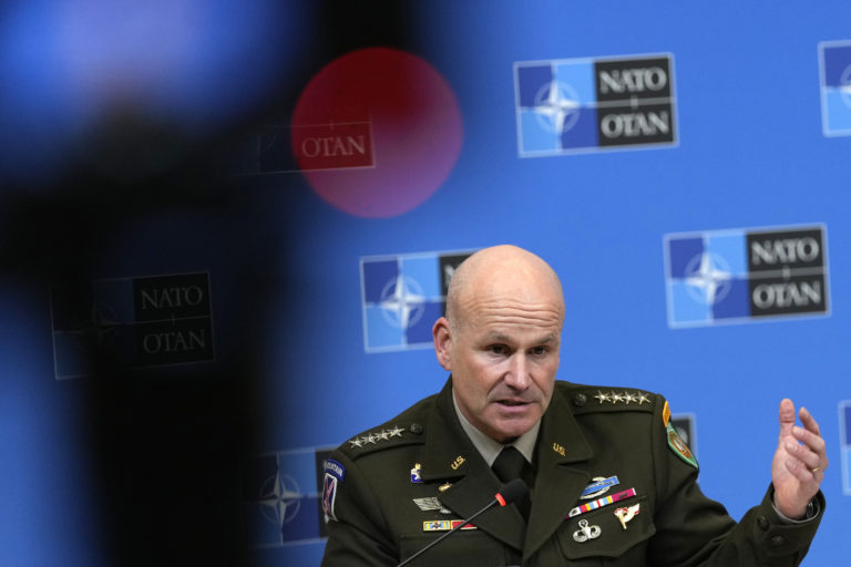 Vysokopostavený veliteľ Severoatlantickej aliancie Christopher Cavoli gestikuluje počas tlačovej konferecnie v Bruseli vo štvrtok 19. januára 2023. Foto: TASR/AP