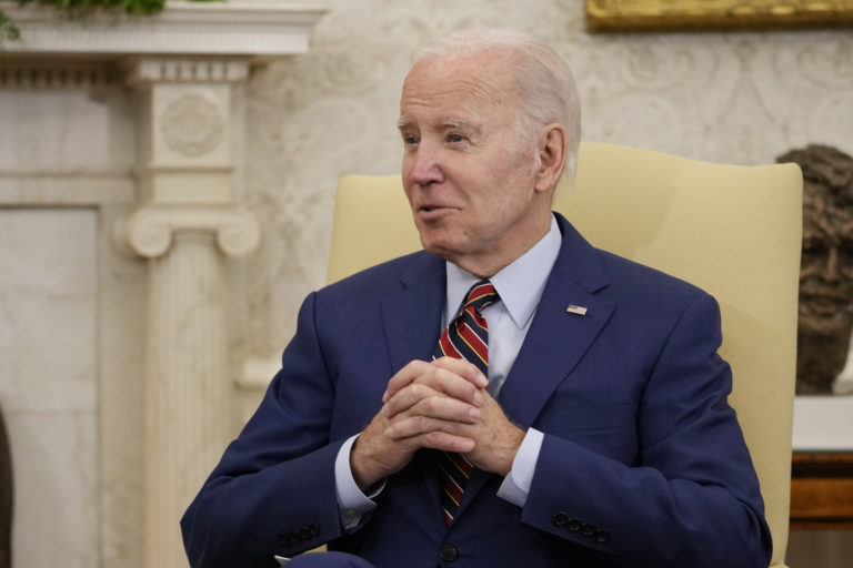 Biden pripúšťa laboratórny pôvod covidu. Podpísal zákon o odtajnení informácií o jeho pôvode