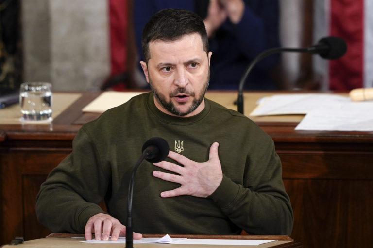 Na Ukrajine sa bojovalo aj počas Veľkonočnej nedele, Zelenskyj to odsúdil