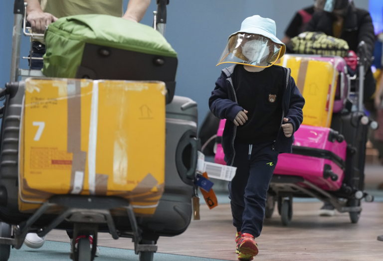 Mladý chlapec, ktorý priletel lietadlom Cathay Pacific z Hongkongu, kráča v stredu 4. januára 2023 na medzinárodnom letisku Vancouver v Richmonde v Britskej Kolumbii. Foto: TASR/AP