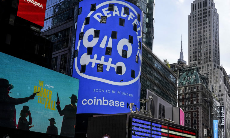 Reklama na kryptoburzu Coinbase sa zobrazuje na bilborde NASDAQ na Times Square v New Yorku vo štvrtok 4. novembra 2021. Foto: TASR/AP
