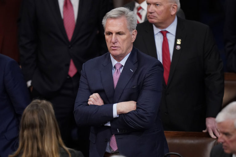 Republikán Kevin McCarthy počúva počas dvanásteho kola hlasovania na post predsedu snemovne reprezentantov v piatok 6. januára 2023. Foto: TASR/AP
