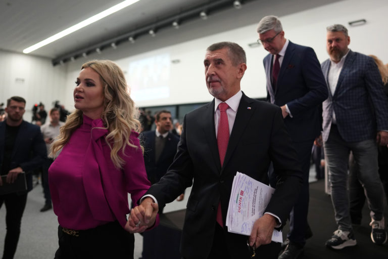 Andrej Babiš a jeho manželka Monika odchádzajú z pódia po okomentovaní výsledku prvého kola prezidentských volieb na tlačovej konferencii v Prahe v sobotu 14. januára 2023. Foto: TASR/AP