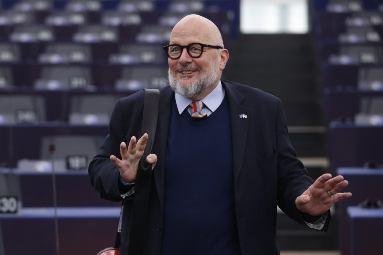 Luxemburčan Marc Angel prichádza na zasadnutie Európskeho parlamentu v stredu 18. januára 2023 do Štrasburgu vo východnom Francúzsku. Foto: TASR/AP