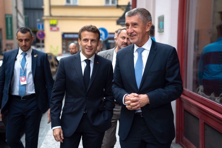 Andrej Babiš a Emmanuel Macron na archívnej snímke. Foto: Krzysztof Dębiec/Twitter