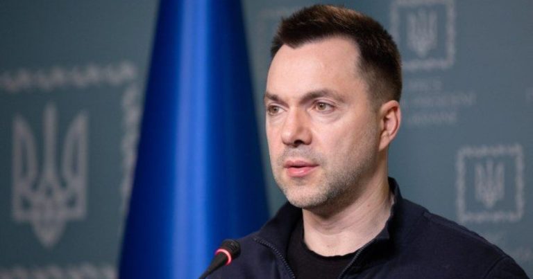 Zelenského poradca Arestovyč odstúpil. Spočiatku totiž tvrdil, že ruskú raketu nad Dniprom zostrelili Ukrajinci