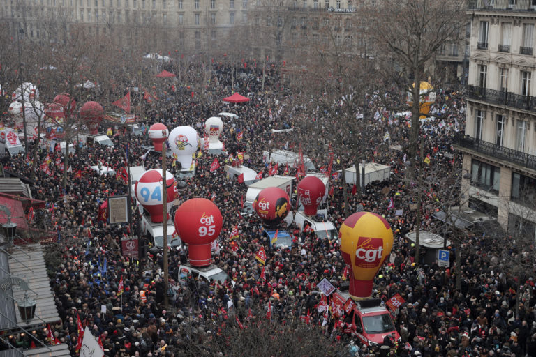 Francúzsky senát napriek protestom schválil dôchodkovú reformu