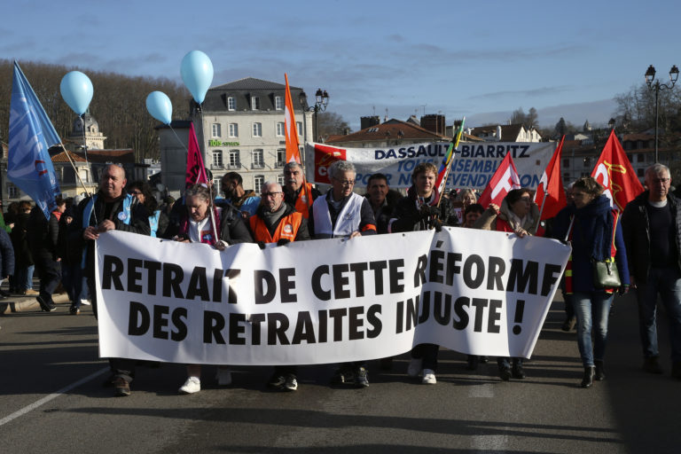 Demonštranti držia transparent s nápisom „Stiahnutie tejto nespravodlivej dôchodkovej reformy“ počas protestného pochodu v Bayonne na juhozápade Francúzska v utorok 31. januára 2023. Foto: TASR/AP