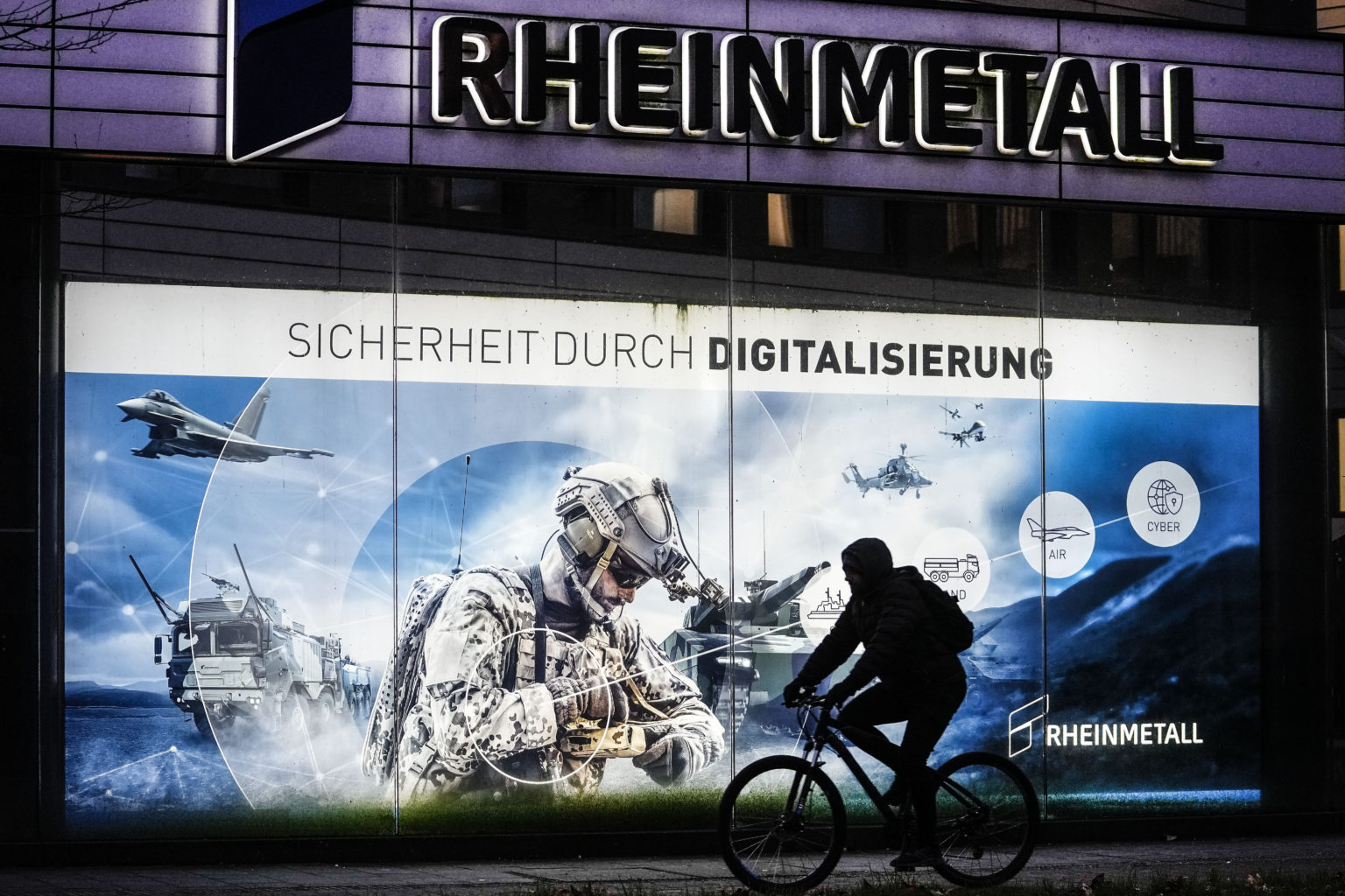 Muž na bicykli prechádza v pondelok okolo sídla najväčšieho nemeckého výrobcu zbraní Rheinmetall v nemeckom Düsseldorfe. Foto: TASR/AP