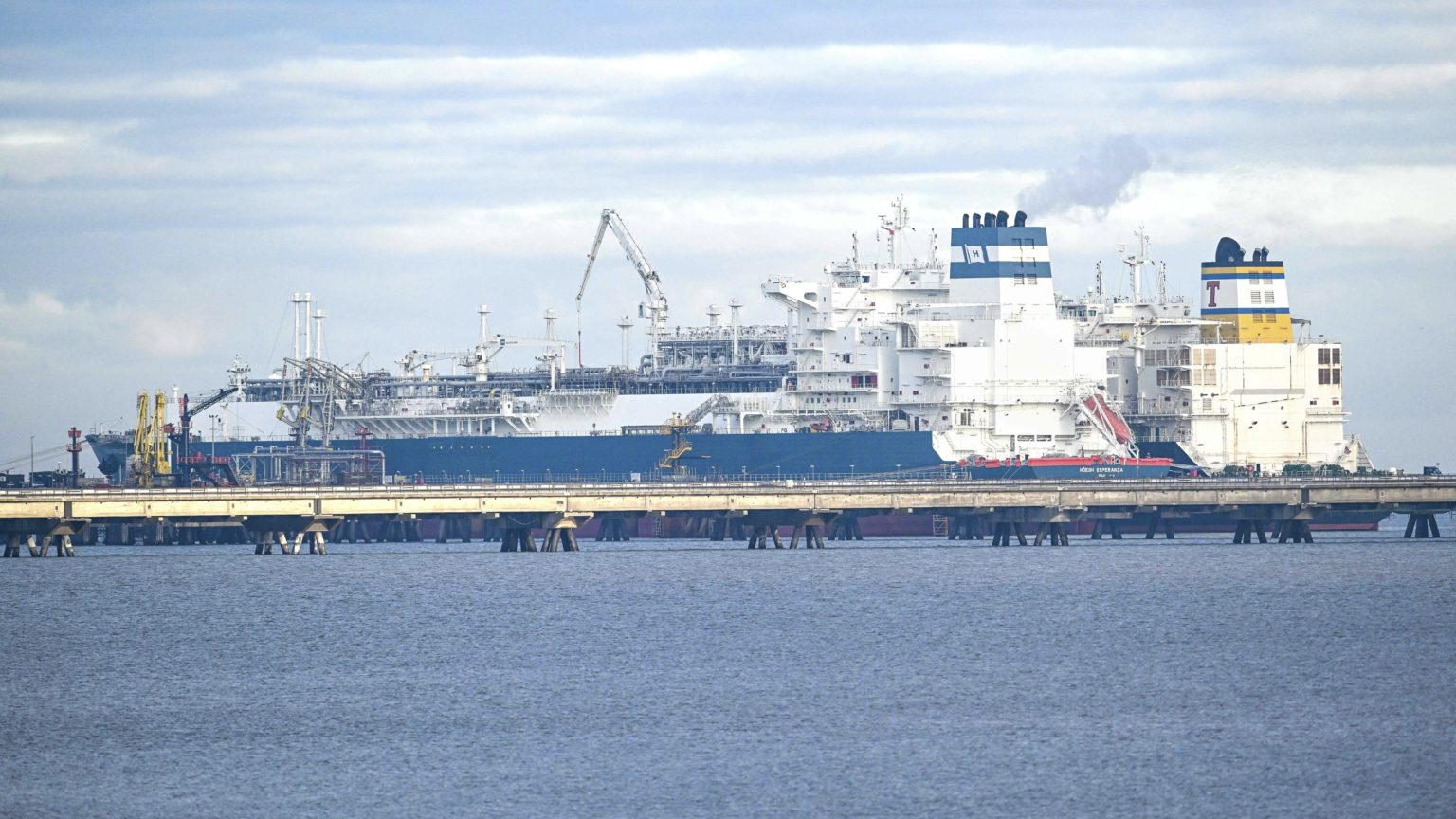 Tanker Maria Energy (vpravo), naložený skvapalneným zemným plynom, sa nachádza na plávajúcom termináli – špeciálnej lodi Hoegh Esperanza – v nemeckom Wilhelmshavene v utorok 3. januára 2023. Foto: TASR/AP