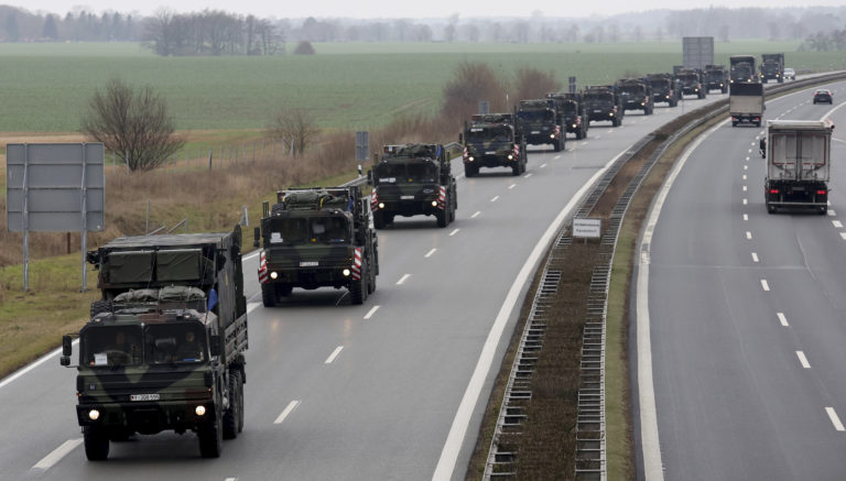 Skupina vozidiel v konvoji presúva prvé dve z troch protivzdušných systémov obrany Patriot z Nemecka do Poľska v nemeckom Gnoiene. Snímka z 23. januára. Foto: TASR/AP