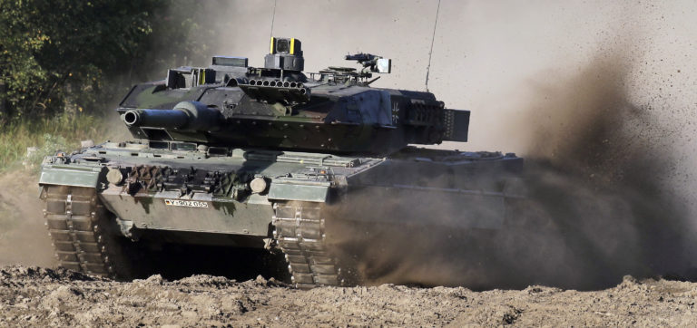 Tank Leopard 2 počas demonštračnej akcie, ktorú pre médiá usporiadal nemecký Bundeswehr v Munsteri pri Hannoveri v Nemecku, v stredu 28. septembra 2011. Foto: TASR/AP