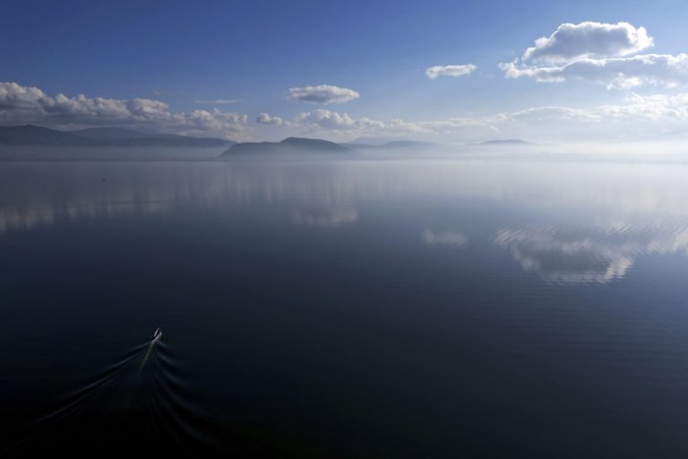 Grécka hliadková loď vypálila varovné výstrely na odohnanie tureckého plavidla. Pokúšalo sa do nej vraziť