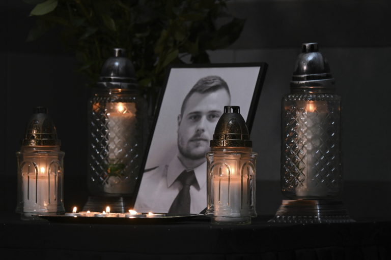 Maďarsko: Obeťou útoku nožom v Budapešti je 29-ročný policajt