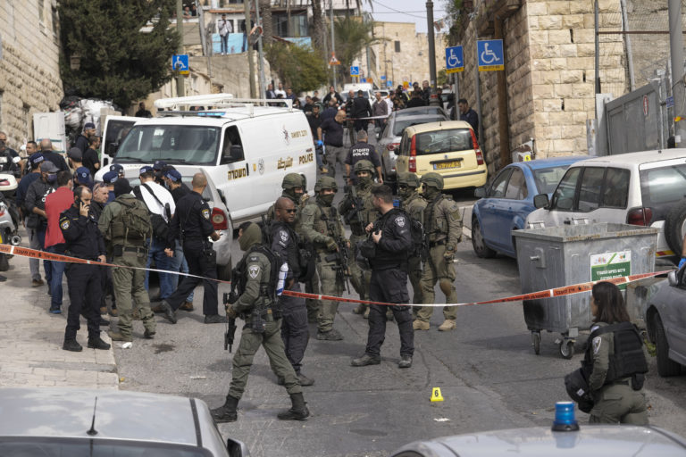 Izraelskí policajti zabezpečujú miesto streľby vo východnom Jeruzaleme 28. januára 2023. Foto: TASR/AP