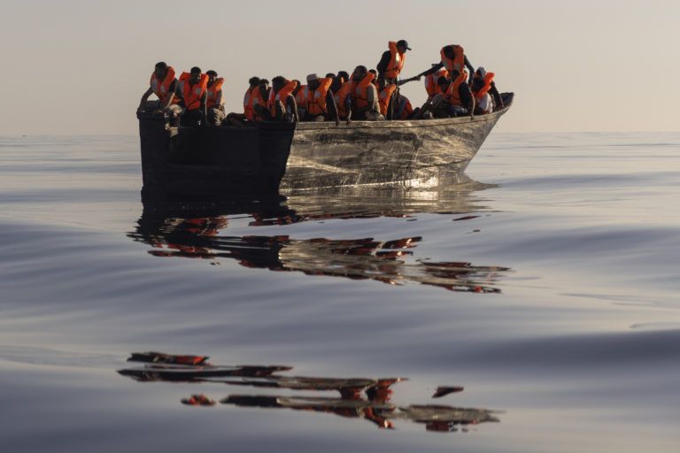 Zhruba 45 utečencov sa s člnom prevrátilo na západe Jemenu do vody, prežili len štyria