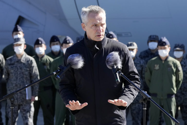 Generálny tajomník NATO Jens Stoltenberg vystúpil s prejavom k personálu japonských síl sebaobrany na leteckej základni Iruma v Sayama, severozápadne od Tokia, utorok 31. januára 2023. Foto: TASR/AP