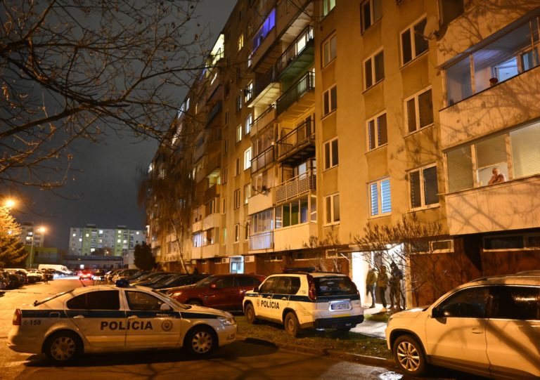 V Michalovciach našli v byte na Bieloruskej ulici štyri mŕtve osoby. Foto: Roman Hanc/TASR