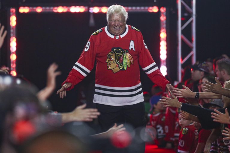 Na archívnej snímke z 26. júla 2019 bývalý kanadský hokejista Bobby Hull, ktorý zažiaril v drese Chicaga Blackhawks, sa zdraví s divákmi v Chicagu. Foto: TASR/AP