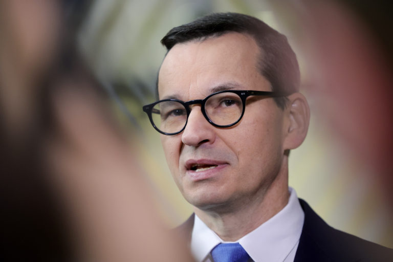 Rozhodnutie o dodávkach stíhačiek Ukrajine musí prísť od NATO, tvrdí poľský premiér Morawiecki
