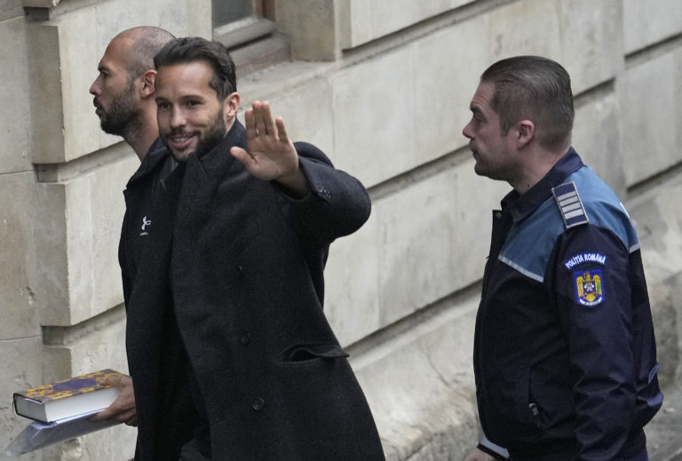 Influencera Andrewa Tatea a jeho brata v Rumunsku premiestnia do domáceho väzenia