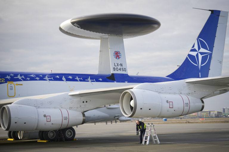 Prieskumné lietadlo AWACS Severoatlantickej aliancie (NATO), ktoré pristálo na rumunskej leteckej základni v meste Otopeni neďaleko Bukurešti. Foto: TASR/AP
