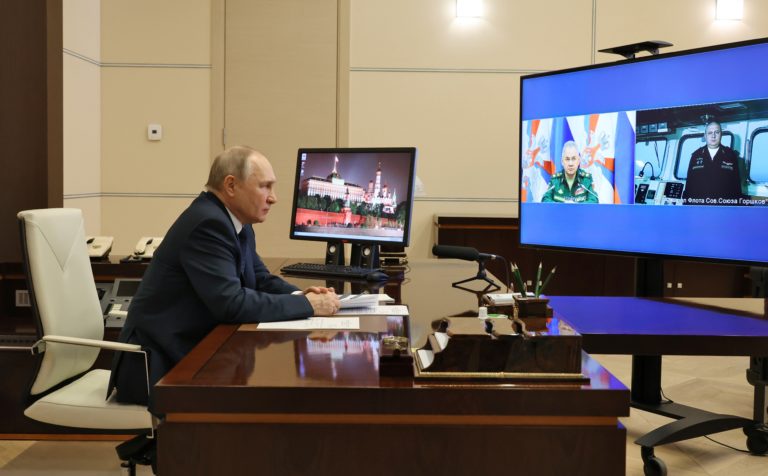 Ruský prezident Vladimir Putin sa zúčastňuje videokonferencie s ruským ministrom obrany Sergejom Šojgu (vľavo na televíznej obrazovke) a Igorom Krochmalom, veliteľom fregaty s názvom „Admirál flotily Sovietskeho zväzu Gorškov“, priamo na televíznej obrazovke v Moskve v stredu 4. januára 2023. Foto: TASR/AP