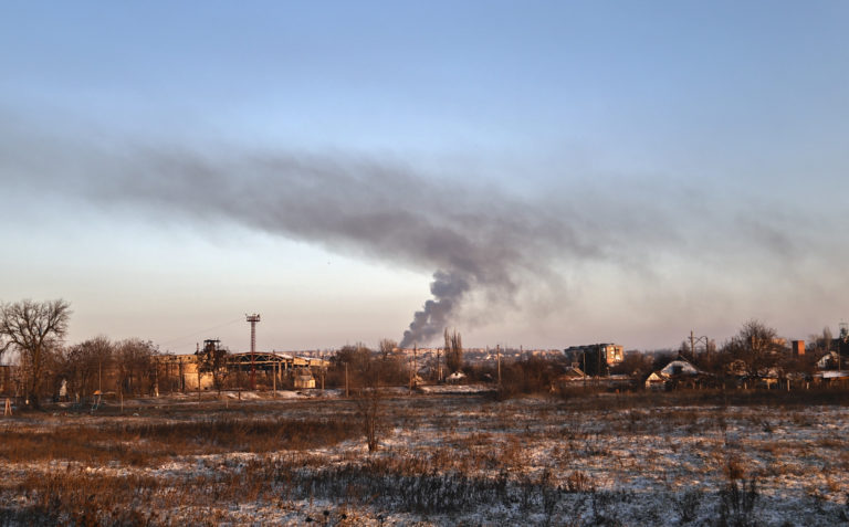 Dym stúpa po ostreľovaní v Soledare, mieste ťažkých bojov s ruskými silami v Doneckej oblasti na Ukrajine, v nedeľu 8. januára 2023. Foto: TASR/AP